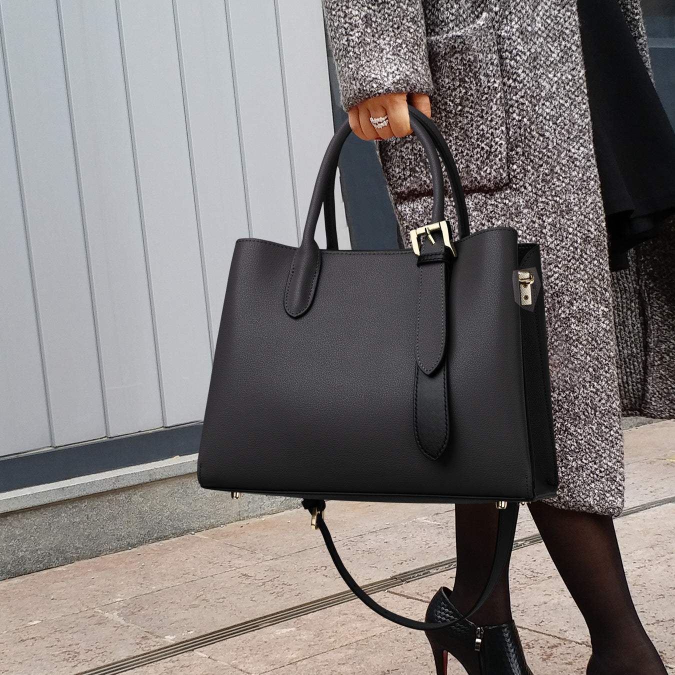 Niche Contrast Color One Shoulder Western Style Portable Female Genuine Leather