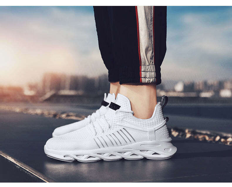 Sports and leisure breathable mesh running shoes