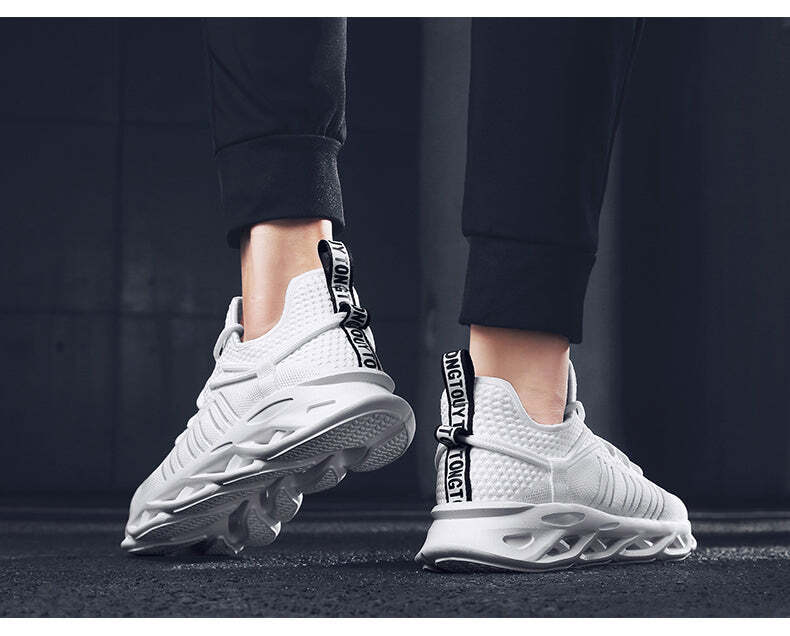 Sports and leisure breathable mesh running shoes