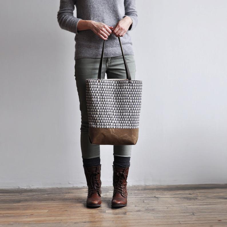 TOTE - grey triangle